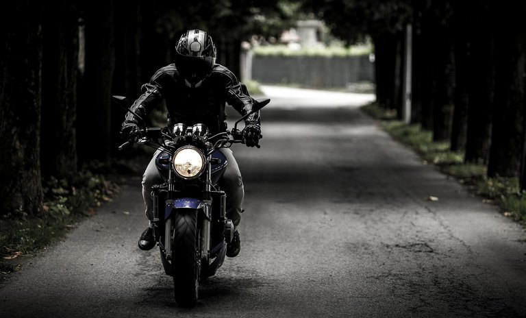biker-gd83307cde_1920.jpg